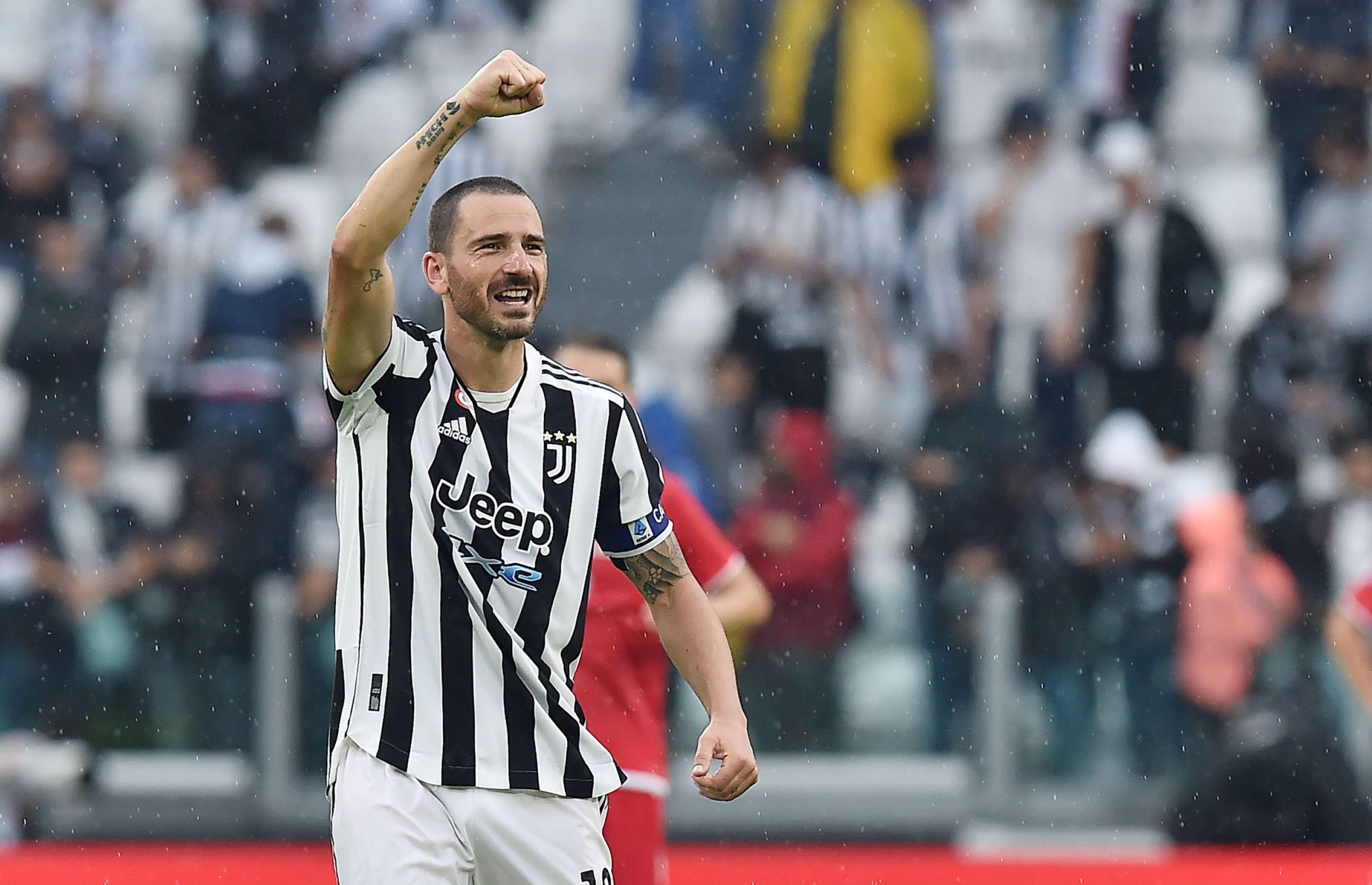 Meiko 加入 Weibo Gaming ， Tian 加入 LNG Esports ， CRISP GALA JIEJIE 加入 Invictus Gaming 。